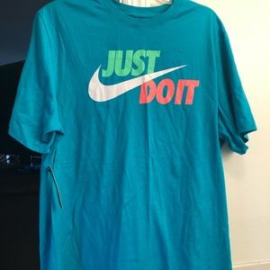 Mens nike t shirt pardon wrinkles.